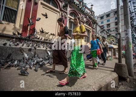 Yangon, Yangon, Myanmar. 29 Oct, 2015. Les birmans passent par le Sri Kaali Amman Temple Hindou à Yangon le 29 octobre 2015.L'hindouisme au Myanmar est pratiqué par 2  % de la population, qui est d'environ 840 000 personnes.La plupart des hindous au Myanmar sont Indiens birmans. Crédit : Guillaume Payen/ZUMA/Alamy Fil Live News Banque D'Images