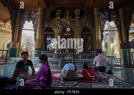 Yangon, Yangon, Myanmar. 29 Oct, 2015. Les gens font des prières bouddhistes à la pagode Sule au centre-ville de Yangon le 29 octobre 2015.Le bouddhisme au Myanmar est pratiqué par 89  % de la population du pays.c'est l'un des plus religieux pays Bouddhiste en Asie. © Guillaume Payen/ZUMA/Alamy Fil Live News Banque D'Images