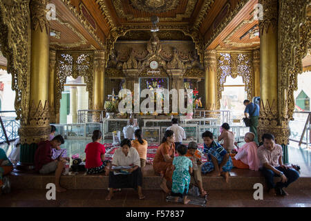 Yangon, Yangon, Myanmar. 29 Oct, 2015. Entrée de la pagode Sule au centre-ville de Yangon le 29 octobre, 2015.Bouddhism au Myanmar est pratiqué par 89  % de la population du pays.c'est l'un des plus religieux pays Bouddhiste en Asie. © Guillaume Payen/ZUMA/Alamy Fil Live News Banque D'Images