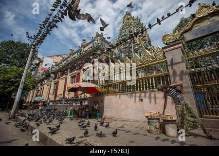 Yangon, Yangon, Myanmar. 29 Oct, 2015. Vue générale de la Sri Kaali Amman Temple Hindou à Yangon le 29 octobre 2015.L'hindouisme au Myanmar est pratiqué par 2  % de la population, qui est d'environ 840 000 personnes.La plupart des hindous au Myanmar sont Indiens birmans. Crédit : Guillaume Payen/ZUMA/Alamy Fil Live News Banque D'Images