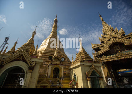 Yangon, Yangon, Myanmar. 29 Oct, 2015. Vue de la pagode Sule au centre-ville de Yangon le 29 octobre, 2015.Bouddhism au Myanmar est pratiqué par 89  % de la population du pays.c'est l'un des plus religieux pays Bouddhiste en Asie. © Guillaume Payen/ZUMA/Alamy Fil Live News Banque D'Images