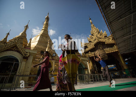 Yangon, Yangon, Myanmar. 29 Oct, 2015. Les gens passent par les bouddhistes de la pagode Sule au centre-ville de Yangon le 29 octobre, 2015.Bouddhism au Myanmar est pratiqué par 89  % de la population du pays.c'est l'un des plus religieux pays Bouddhiste en Asie. © Guillaume Payen/ZUMA/Alamy Fil Live News Banque D'Images