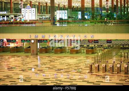 Singapour, Singapour - 12 novembre 2008 : vue intérieure de l'Aéroport International de Changi. Hall de l'immigration. Av est un important Changi Banque D'Images