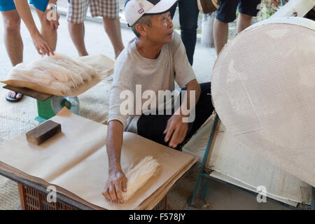 Nouilles de riz de l'Hoai Sau usine , Can Tho, Delta du Mékong, populaire avec des excursions touristiques à voir riz nouilles faites,Vietnam Banque D'Images