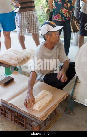 Nouilles de riz de l'Hoai Sau usine , Can Tho, Delta du Mékong, populaire avec des excursions touristiques à voir riz nouilles faites,Vietnam Banque D'Images