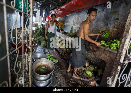 Yangon, Yangon, Myanmar. 29 Oct, 2015. Les hommes de laver le proposant des aliments tels que les bananes et noix de coco, pour le dieu à la pagode Sule au centre-ville de Yangon le 29 octobre, 2015.Bouddhism au Myanmar est pratiqué par 89  % de la population du pays.c'est l'un des plus religieux pays Bouddhiste en Asie. © Guillaume Payen/ZUMA/Alamy Fil Live News Banque D'Images