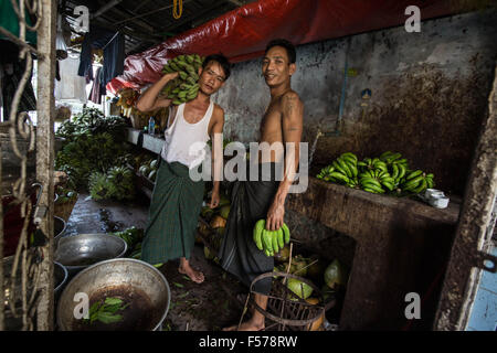 Yangon, Yangon, Myanmar. 29 Oct, 2015. Les hommes de laver le proposant des aliments tels que les bananes et noix de coco, pour le dieu à la pagode Sule au centre-ville de Yangon le 29 octobre, 2015.Bouddhism au Myanmar est pratiqué par 89  % de la population du pays.c'est l'un des plus religieux pays Bouddhiste en Asie. © Guillaume Payen/ZUMA/Alamy Fil Live News Banque D'Images