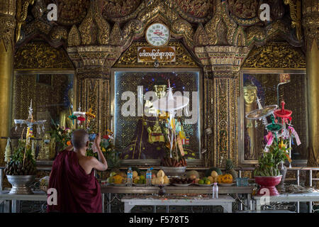 Yangon, Yangon, Myanmar. 29 Oct, 2015. Un moine de prendre des photos d'une statue de Bouddha à l'intérieur de la pagode Sule au centre-ville de Yangon le 29 octobre, 2015.Bouddhism au Myanmar est pratiqué par 89  % de la population du pays.c'est l'un des plus religieux pays Bouddhiste en Asie. © Guillaume Payen/ZUMA/Alamy Fil Live News Banque D'Images