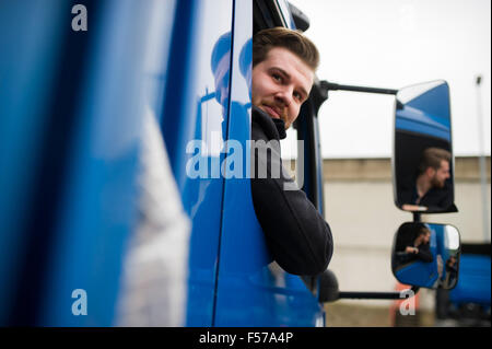 Jeune conducteur de camion à la recherche dans le miroir (MR) Banque D'Images