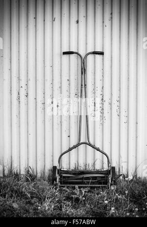 Pousser l'ancien motionnaire en face d'abri de jardin. Banque D'Images