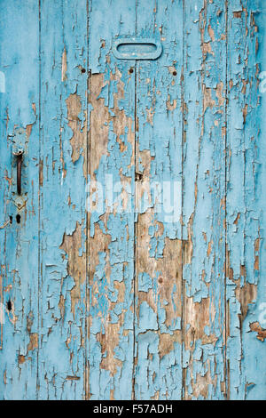 Vieille porte en bois peint en bleu avec la texture de la peinture Banque D'Images