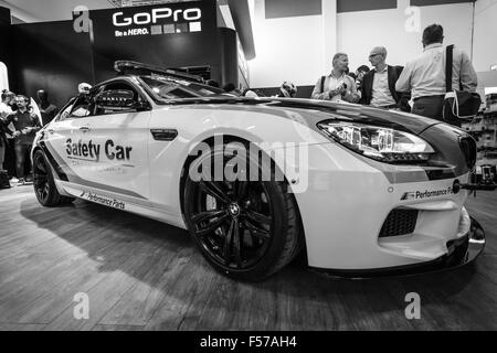 GoPro stand by. Voiture de sécurité BMW M4 Coupé DTM. Noir et blanc. Exposition internationale de radio Berlin (IFA2015). Banque D'Images