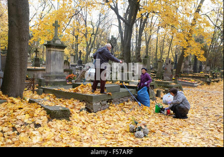 Cimetière Powazki, Varsovie, Pologne - Jeudi 29 octobre 2015 - familles polonaises d'aider propres et rangées tombes familiales dans le grand cimetière Powazki en préparation de la célébration de la Toussaint le dimanche 1er novembre. Banque D'Images