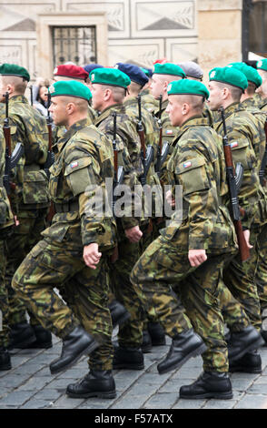 Soldats mars sur le château de Prague à l'occasion du serment militaire, September 28th, 2015, République Tchèque Banque D'Images