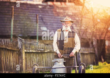 Man avec du lait électrique Banque D'Images