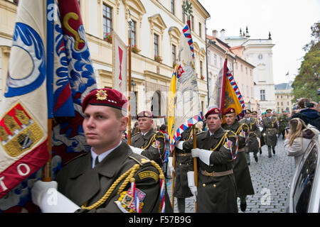 Soldats mars sur le château de Prague à l'occasion du serment militaire, September 28th, 2015, République Tchèque Banque D'Images