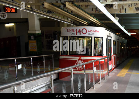 Istanbul, Turquie. 29 octobre, 2015. Photo prise le 16 mai 2015, les premiers montrent que la Turquie métro avec 140 ans d' histoire à Istanbul, Turquie. La Turquie a observé la Journée de la République le 29 octobre. Source : Xinhua/Alamy Live News Banque D'Images