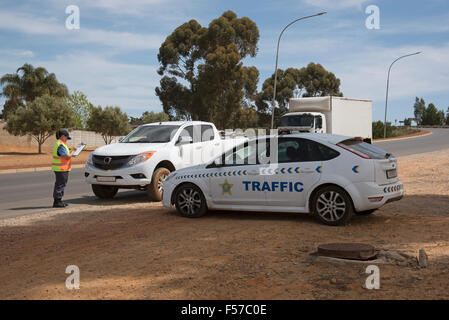 Prendre la police de la circulation routière sur les détails du pilote lors d'un barrage routier mis en place à Wellington Western Cape Afrique du Sud Banque D'Images