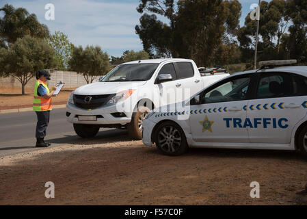 Prendre la police de la circulation routière sur les détails du pilote lors d'un barrage routier mis en place à Wellington Western Cape Afrique du Sud Banque D'Images