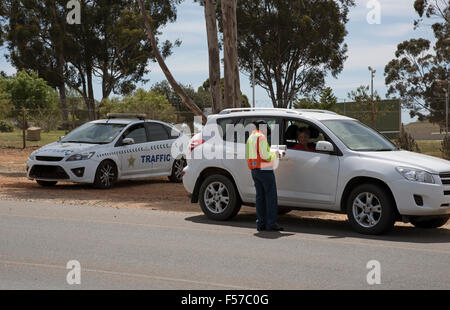 Prendre la police de la circulation routière sur les détails du pilote lors d'un barrage routier mis en place à Wellington Western Cape Afrique du Sud Banque D'Images