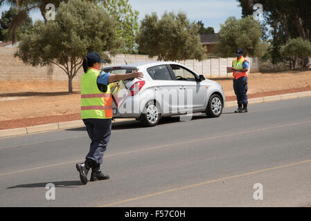 Prendre la police de la circulation routière sur les détails du pilote lors d'un barrage routier mis en place à Wellington Western Cape Afrique du Sud Banque D'Images