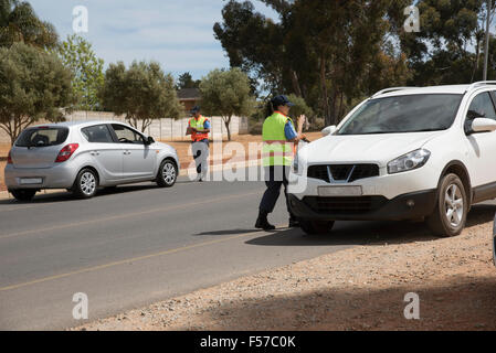 Prendre la police de la circulation routière sur les détails du pilote lors d'un barrage routier mis en place à Wellington Western Cape Afrique du Sud Banque D'Images