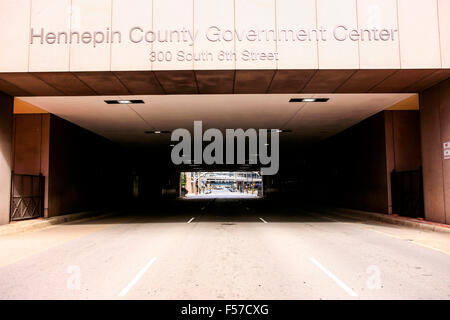 Tunnel sous le gouvernement du Comté de Hennepin Center gratte-ciel sur la 6e rue au centre-ville de Minneapolis MN Banque D'Images