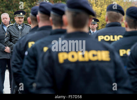 Prague, République tchèque. 29 Oct, 2015. République tchèque pour l'Académie de police policiers quitter la Hongrie pour aider à protéger sa frontière, à Prague, en République tchèque, le 29 octobre 2015. Dans l'image est le ministre de l'Intérieur, Milan Chovanec (à gauche) et le président de la Police Tomas Tuhy (deuxième à gauche). © Vit Simanek/CTK Photo/Alamy Live News Banque D'Images