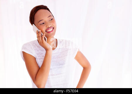 Joli afro American Woman talking on mobile phone Banque D'Images