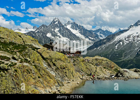 Refuge du Lac Blanc, Mountain Lodge, la réserve naturelle nationale des Aiguilles Rouges, l'Aiguille du Chardonnet derrière, Chamonix Banque D'Images