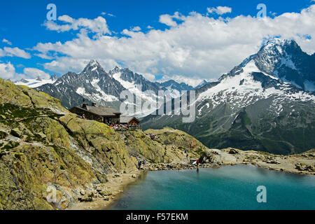 Refuge du Lac Blanc, Mountain Lodge, la réserve naturelle nationale des Aiguilles Rouges, l'Aiguille du Chardonnet derrière, Chamonix Banque D'Images