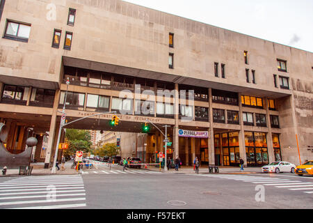 Le Fashion Institute of Technology ( METTRE EN PLACE ) et le Centre de Goodman, 7e Avenue, New York City, États-Unis d'Amérique. Banque D'Images