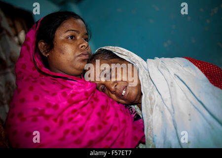 Dhaka, Bangladesh. 29 octobre, 2015. La mère de Jamal Uddin pleurs qui avaient été blessés dans une attaque à la bombe Dalan Hussaini, est décédé à Dhaka Medical College Hospital à Dhaka le 29 octobre 2015. Jamal Uddin, 55 ans, est mort à l'hôpital Unité de Soins Intensifs (USI) autour de 9h30 jeudi. Il était un commerçant de produits cosmétiques. Près de 80 autres personnes ont été blessées dans l'attaque et plus de 50 d'entre eux sont encore en cours de traitement à l'DMCH. C'était la toute première attaque contre les chiites au Bangladesh. Zakir Hossain Chowdhury Crédit : zakir/Alamy Live News Banque D'Images