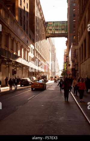 Gimbels ou traverse un pont aérien sur W. La 32e Rue, Manhattan, New York City, États-Unis d'Amérique. Banque D'Images