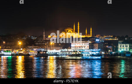 Bosphore navires dans la nuit, Mosquée de Suleymaniye, corne d'or, Istanbul, côté européen, Turquie Banque D'Images