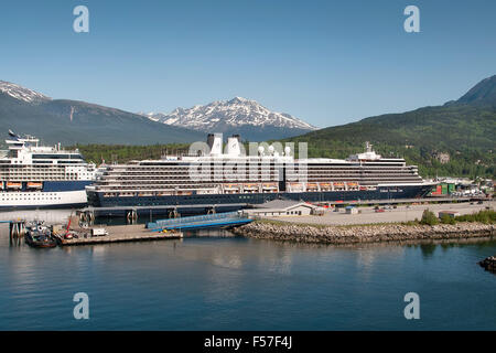 Les bateaux de croisière ancrés dans le port de Skagway, Alaska Banque D'Images