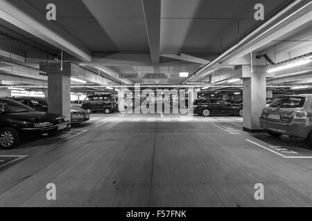 Parking multi-niveaux dans le centre commercial 'Centrum Galerie' dans la vieille ville. Banque D'Images