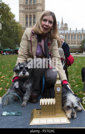 Londres, Royaume-Uni. 29 octobre, 2015. Gagnant de Westminster Dog de l'année 2015 est Andrea Jenkyns MP, Morley & Outwood. Les membres du Parlement et leurs chiens pawed pour une victoire dans le rapport annuel de l'année chien Westminster concours organisé par des chiens de confiance et le Kennel Club. Crédit : Images éclatantes/Alamy Live News Banque D'Images