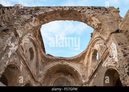 Intérieur de l'église en ruine sans toit sous blue cloudy sky, Ischia Porto, Baie de Naples, Italie Banque D'Images