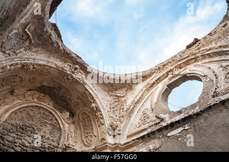 L'église en ruine sans toit sous blue cloudy sky, Ischia Porto, Baie de Naples, Italie Banque D'Images