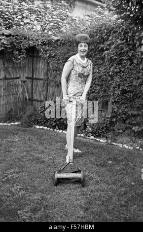 Deutsche Schlagersängerin Renee Franke, im Garten beim Rasen mähen, Deutschland 1960 er Jahre. La chanteuse de Schlager allemand Renee Franke, la tonte d'un pré, l'Allemagne des années 1960. 24x36 swNeg39 Banque D'Images