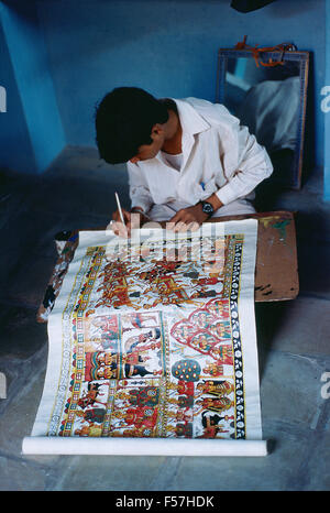 Peinture d'un jeune homme Pabuji 'ki' ( c.-à-d. un phad scroll traditionnel représentant la vie de l'hindou hero-dieu Pabuji). Banque D'Images