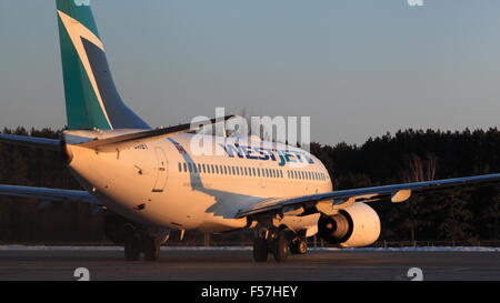 Boeing 737-700 C-GWBT WestJet sur la piste à l'aéroport d'OTTAWA Ottawa, Canada le 20 février 2015 Banque D'Images