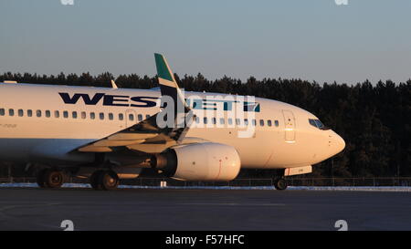 Boeing 737-700 C-GWBT WestJet sur la piste à l'aéroport d'OTTAWA Ottawa, Canada le 20 février 2015 Banque D'Images