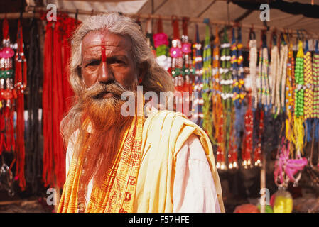 L'homme hindou portant une longue barbe teints au henné à Pushkar (Inde) Banque D'Images