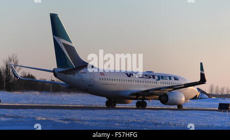 Boeing 737-700 C-GWBT WestJet sur la piste à l'aéroport d'OTTAWA Ottawa, Canada le 20 février 2015 Banque D'Images