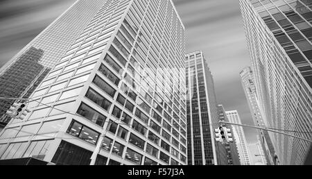 Noir et blanc photo panoramique de bâtiments modernes à Manhattan, New York City, USA. Banque D'Images