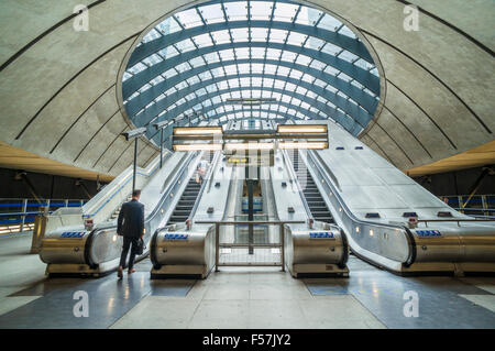 La station de métro Canary Wharf dlr entrée avec escaliers mécaniques London England UK Gb eu Europe Banque D'Images