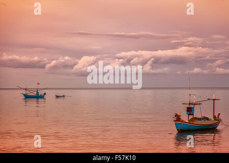 Droit des petits bateaux de pêche à l'aube. Hua Hin, Thaïlande. Banque D'Images