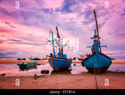 Droit des petits bateaux de pêche sur la plage à l'aube. Hua Hin, Thaïlande. Banque D'Images